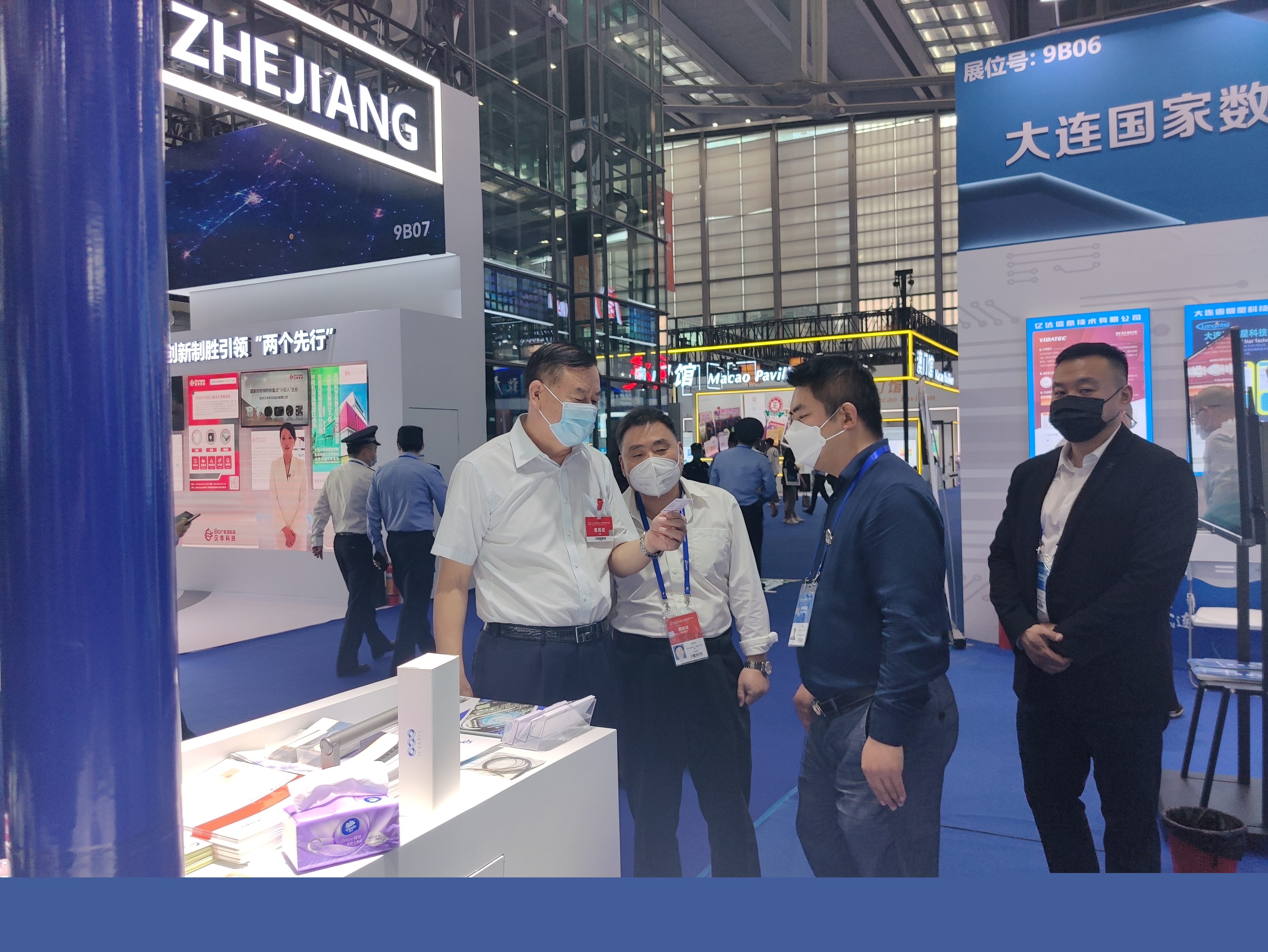 大連科技局領導來我公司展位了解參展產品